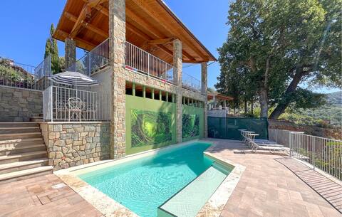 Stunning home in Arezzo with kitchen