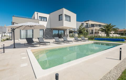 Lovely home in Tar with kitchen