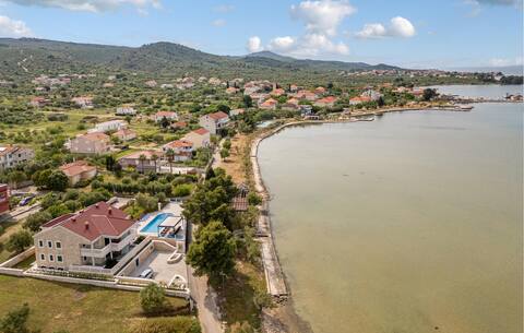Gorgeous apartment in Mrljane with jacuzzi