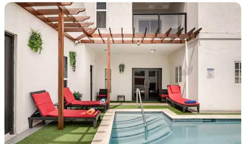 Luxurious 6 bed villa w/own pool