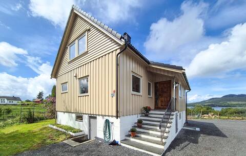 Amazing home in Vikebygd with WiFi