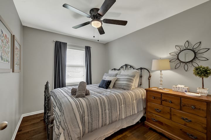 Спалня три предлага двойно легло.