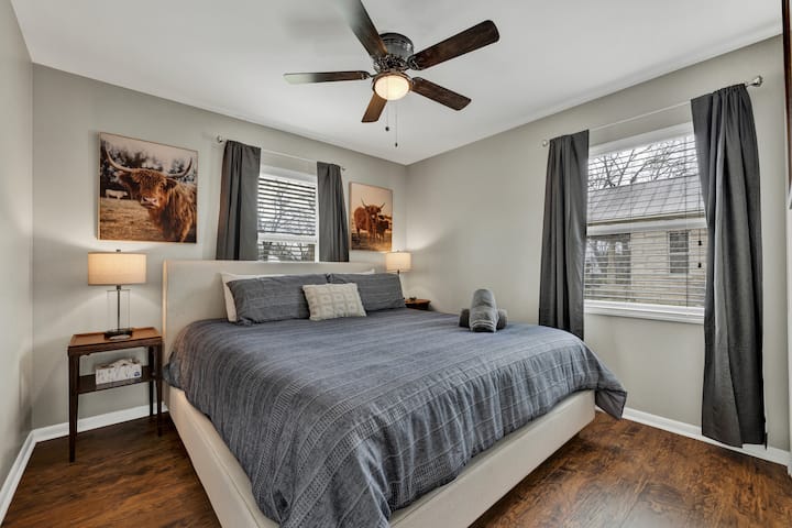 Първата спалня разполага със суперголямо двойно легло, за да си починете.