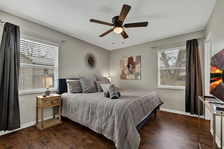 Спалня две предлага голямо двойно легло за почивка след дълъг ден в града.