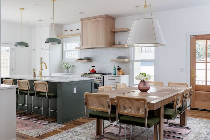 3BR, King Beds, Free Parking – Southern Charm