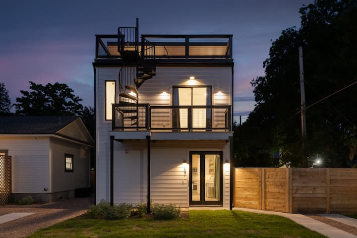 East Austin Retreat | Rooftop Views | Cloudscape - Austin, TX