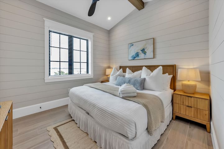 Dormitorio con cama tamaño king