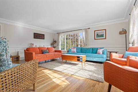 Private setting with hiking trails, sleeps 13, a/c