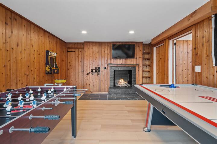 Private setting with hiking trails, sleeps 13, a/c gallery image 4