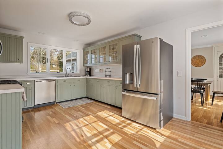 Private setting with hiking trails, sleeps 13, a/c gallery image 3