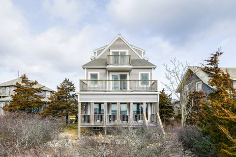 Marshfield Home w/ 4 Decks & Private Beach Access!