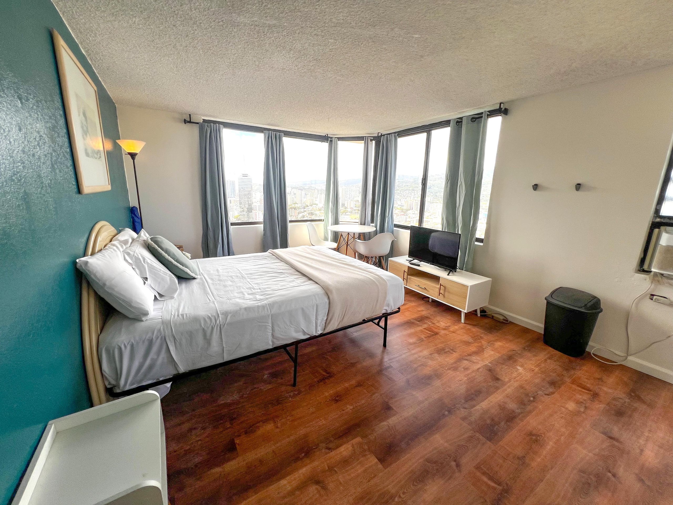 Condo in Honolulu · ★4.17 · Studio · 1 bed · 1 bath - Image 2