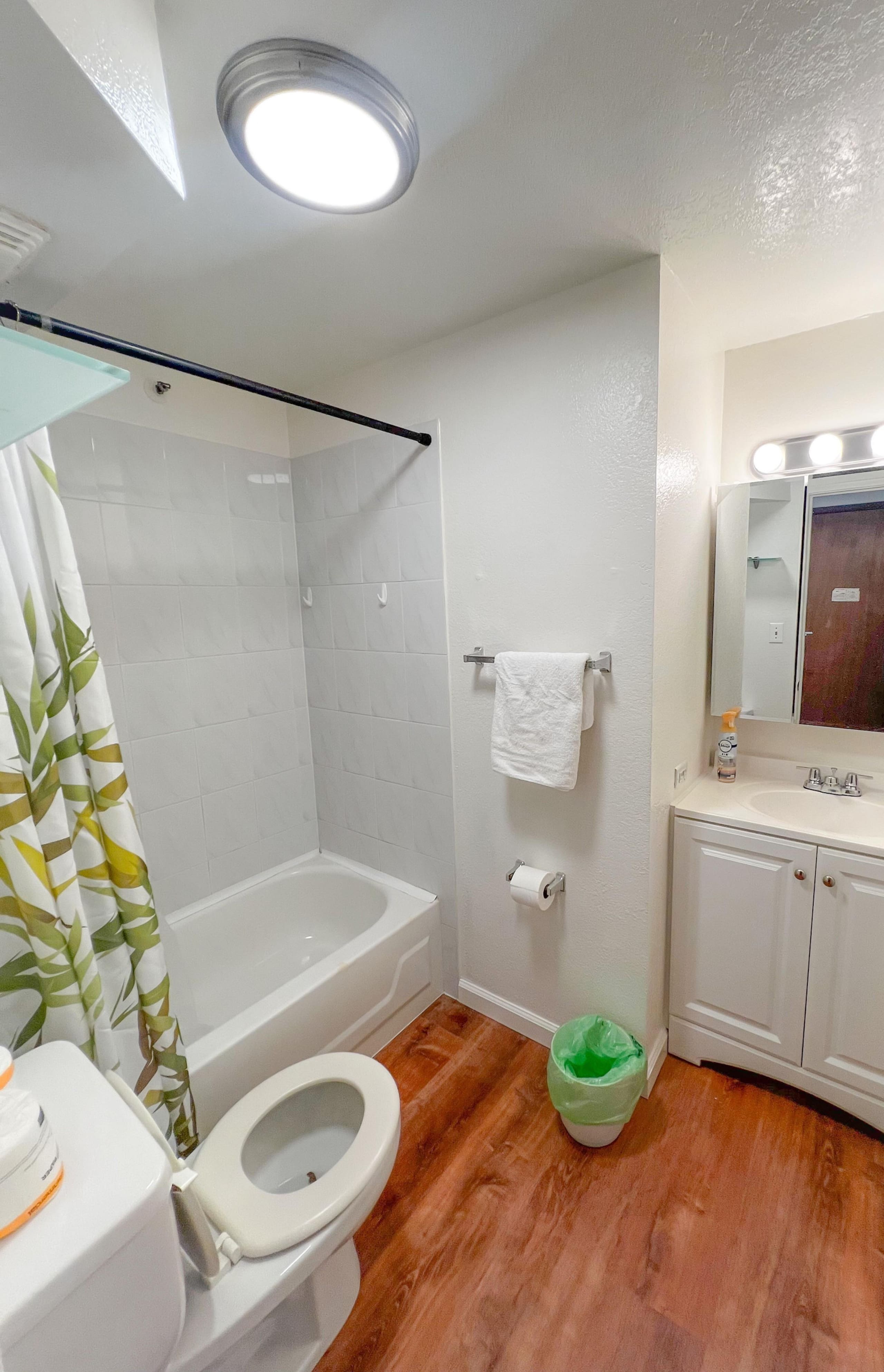 Condo in Honolulu · ★4.17 · Studio · 1 bed · 1 bath - Image 4