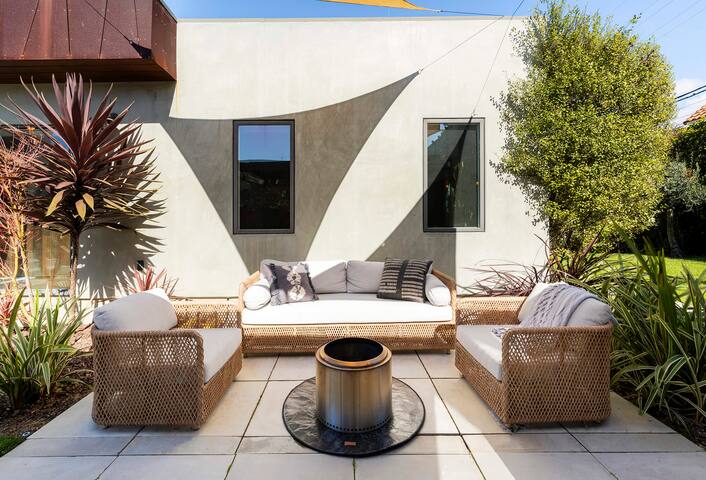 Sun-Drenched Spanish Manor Home in Mar Vista gallery image 5