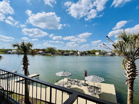 Top performing Airbnb: Lakefront | Boatslip | SUP/Kayaks | Wi-Fi | King in Horseshoe Bay