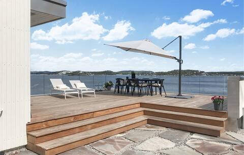 Cozy home in Stabbestad with house sea view