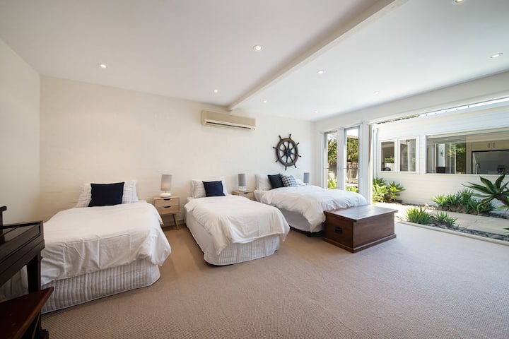 Dhoma e katërt e gjumit me dy krevate tek dhe një krevat dopio 