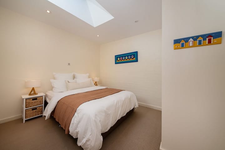 Dhomë gjumi e bollshme 2 me 1 krevat dopio "queen"