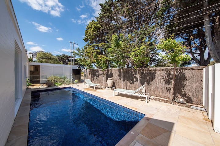 Steps to Beach and Pub – Skomer House Portsea