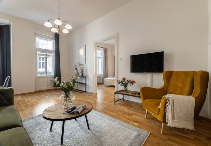 Spacious 2-bedroom apartment in Old Town gallery image 2
