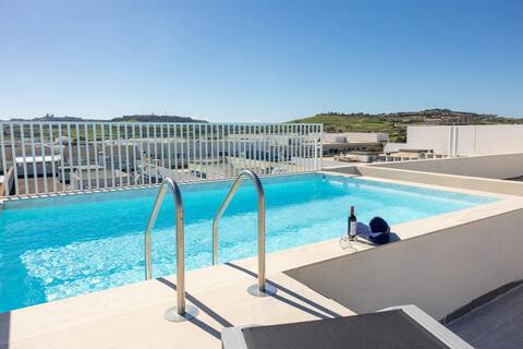 Huge pool in Mosta PH - by Homely Malta