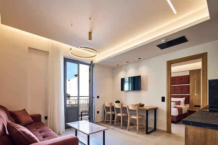 Karibu kwenye sebule yetu yenye starehe, iliyo na kitanda cha kustarehesha cha sofa kwa ajili ya wageni wa ziada. Sehemu hii ya kuvutia hutoa uwezo anuwai na mapumziko, kuhakikisha ukaaji wenye starehe kwa wote. Pata starehe ya kisasa na urahisi wa kimtindo.
