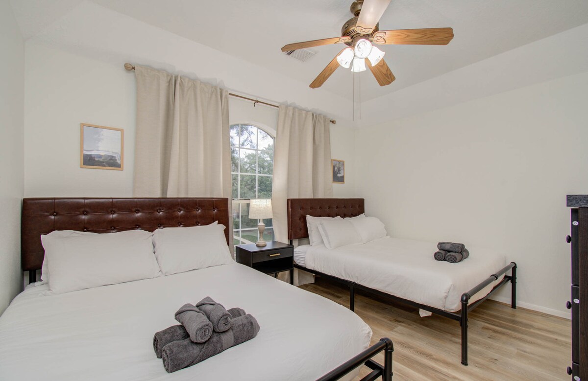 Ამ საძინებელში არის არა ერთი, არამედ ორი პლუშის და კომფორტული საწოლი დიდი ჯგუფების დასაბინავებლად.