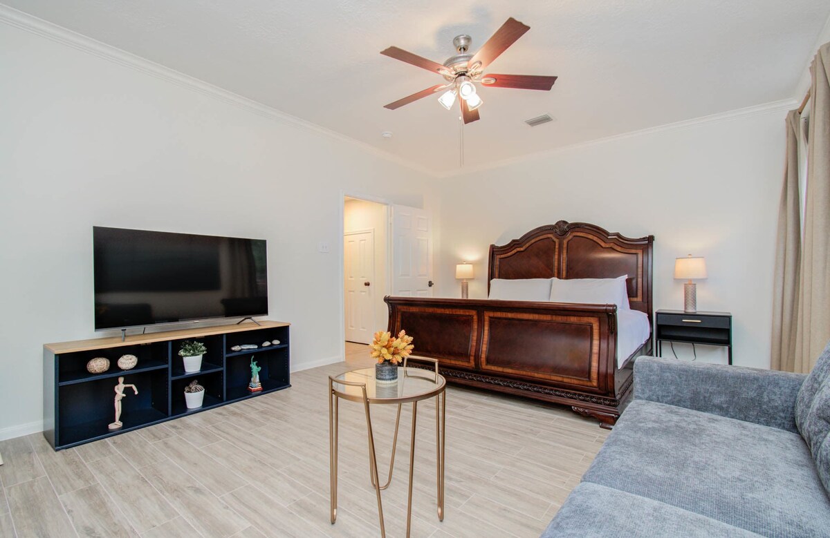 Არ გაინტერესებთ, რას უყურებს სხვები? Დაისვენეთ ამ ძირითად საძინებელში! Სააბაზანოსა და დიდი საწოლის გარდა, იქვეა ტელევიზორი და ტახტი.