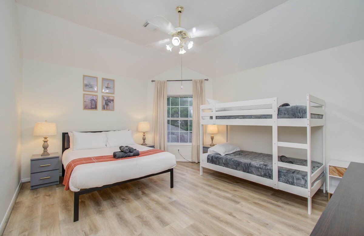 Ეს საძინებელი იდეალურია დიდი ჯგუფებისა და ოჯახებისთვის, რომლებიც პატარებთან ერთად მოგზაურობენ. Დაიძინეთ მშვიდად და ტკბილ სიზმრებში!