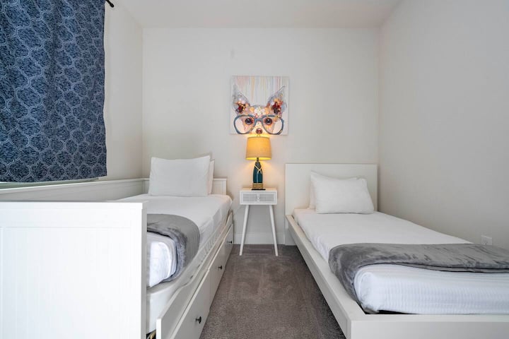 Bedroom 3: Two single bed & Smart Tv