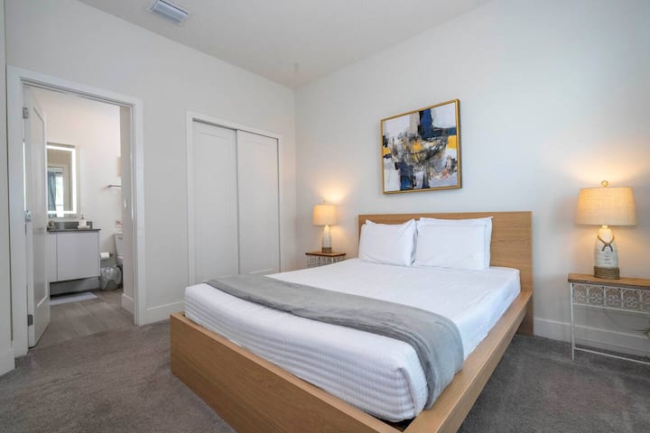 Bedroom 1: Queen-size bed, Smart TV (Ground Floor)