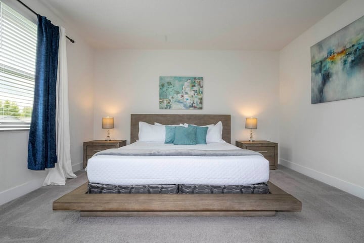 Bedroom 2: King-size bed, Smart TV