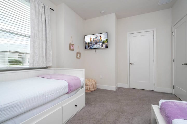 Bedroom 4: Two single bed & Smart Tv