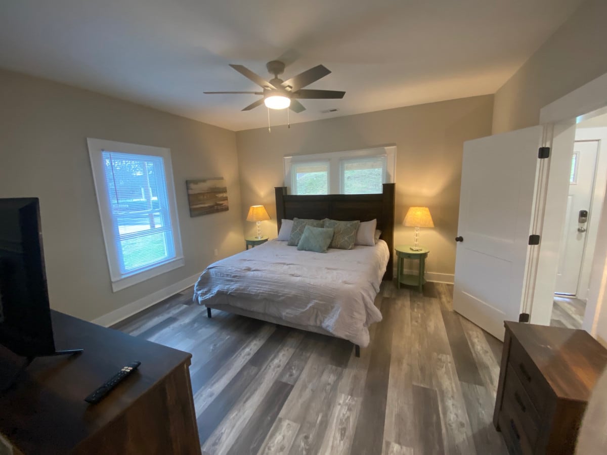 Veľká manželská posteľ v hlavnej spálni