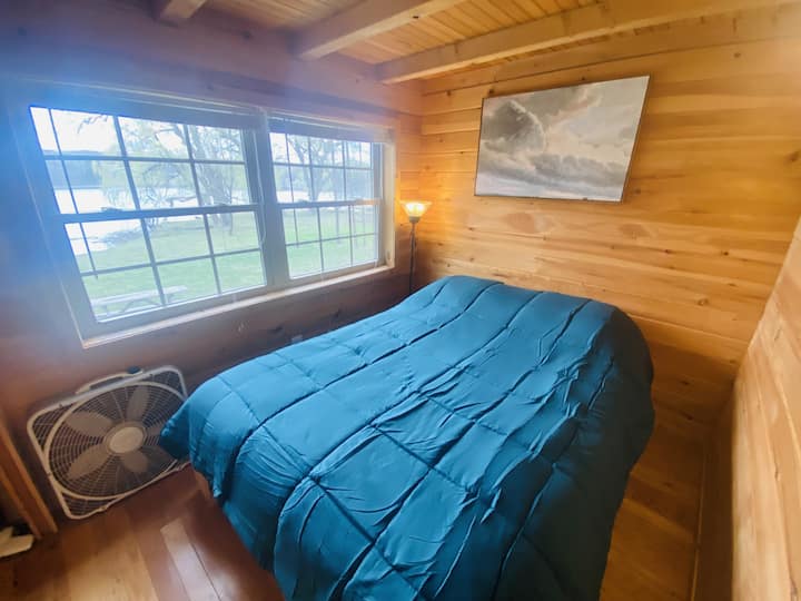 Njut av lugn i detta fantastiska sovrum, komplett med en lyxigt bekväm queen-size-säng, perfekt för att koppla av och återhämta sig efter en lång dag.