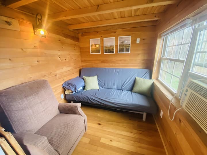 Upplev den inbjudande charmen i en öppen och mysig planlösning som enkelt förbinder köket och vardagsrummet, där du kan njuta av fantastisk utsikt över sjön. 