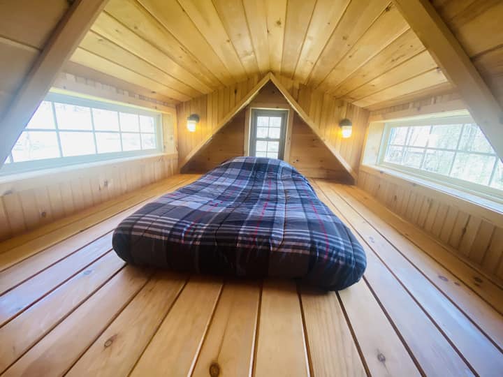 Upptäck två inbjudande loftområden i Lakeside, var och en möblerad med två enkelsängar, perfekt för att ta emot extra gäster i din grupp. 