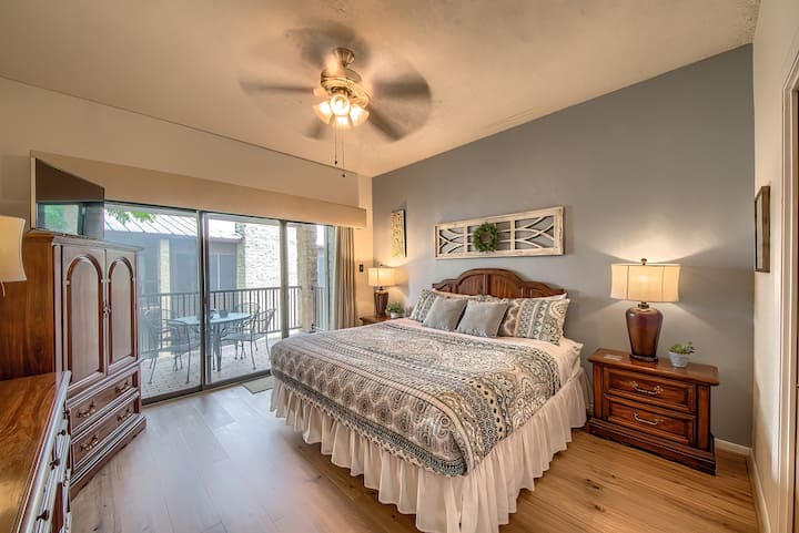 Glavna spavaća soba s pripadajućom kupaonicom i privatnim balkonom! 