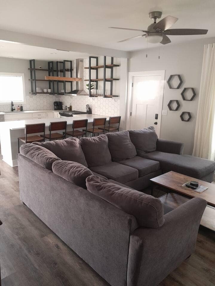 24 B King Room Close To Dt Gvl -