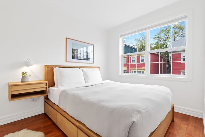 להירגע בחדר השינה השני הנעים הזה, עם מיטת קווין סייז מפוארת, ריהוט עץ אלגנטי ונוף מרהיב דרך החלון הגדול - מקום המפלט המושלם שלכם!