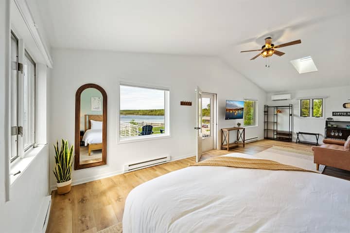 The Deckhouse | Water Views, Walk Downtown, Sauna