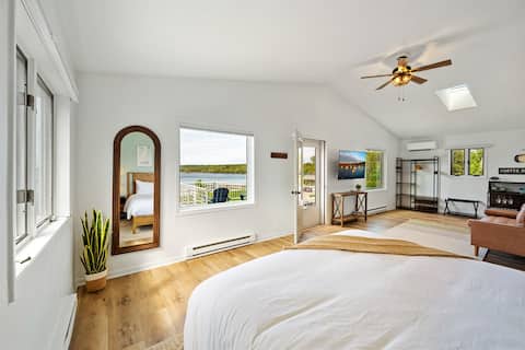 The Deckhouse | Water Views, Walk Downtown, Sauna