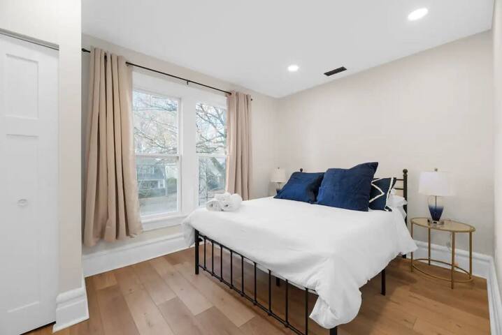 Inviting 7 Bed Home with Hot Tub and Fire Pit gallery image 4