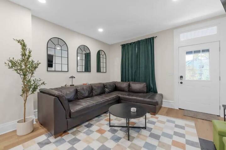 Inviting 7 Bed Home with Hot Tub and Fire Pit gallery image 3