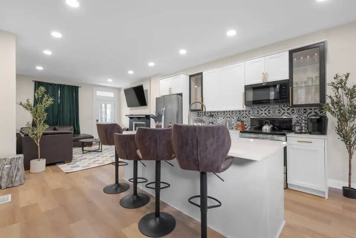 Spacious 5-Bedroom Home with Hot Tub gallery image 5