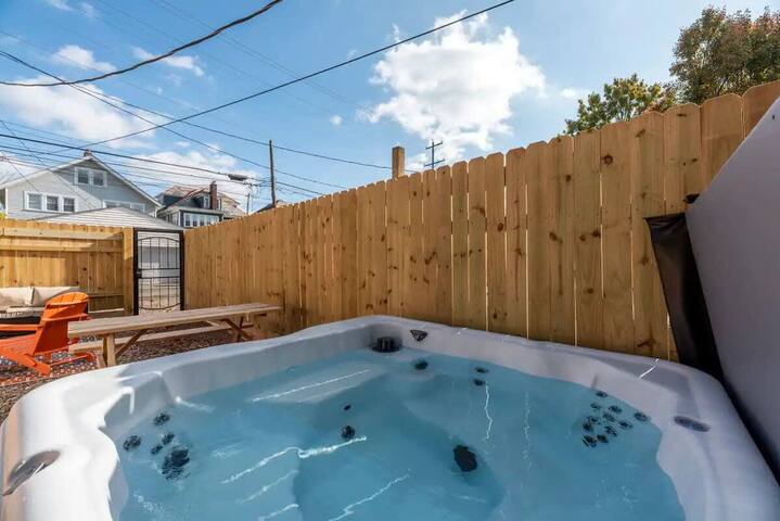 Spacious 5-Bedroom Home with Hot Tub gallery image 4