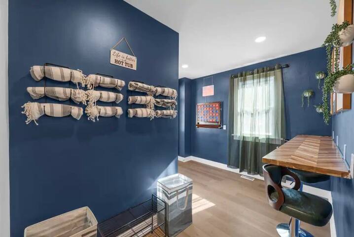 Spacious 5-Bedroom Home with Hot Tub gallery image 3