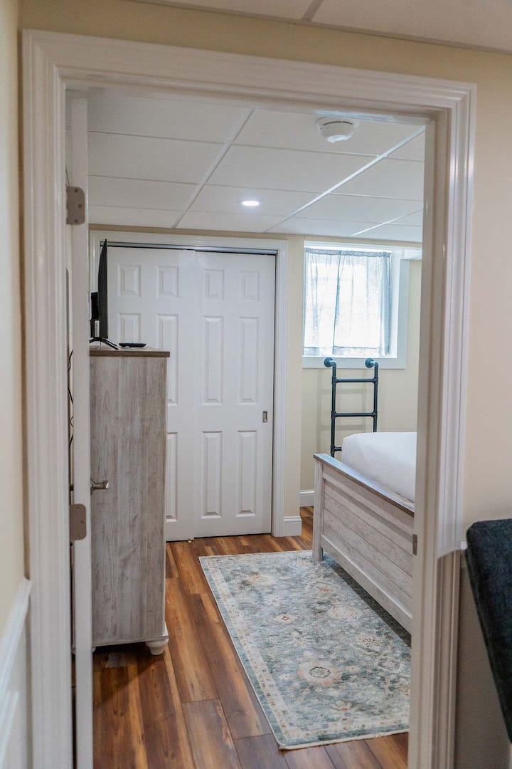 Chambre en bas - Une retraite privée vous attend - entrez dans la troisième chambre cachée en bas pour plus d'intimité.