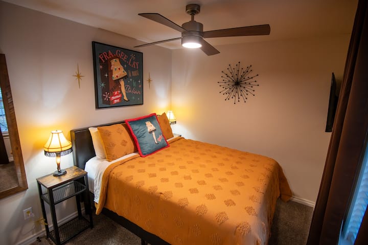 Leg Lamp Bedroom - Queen Bed