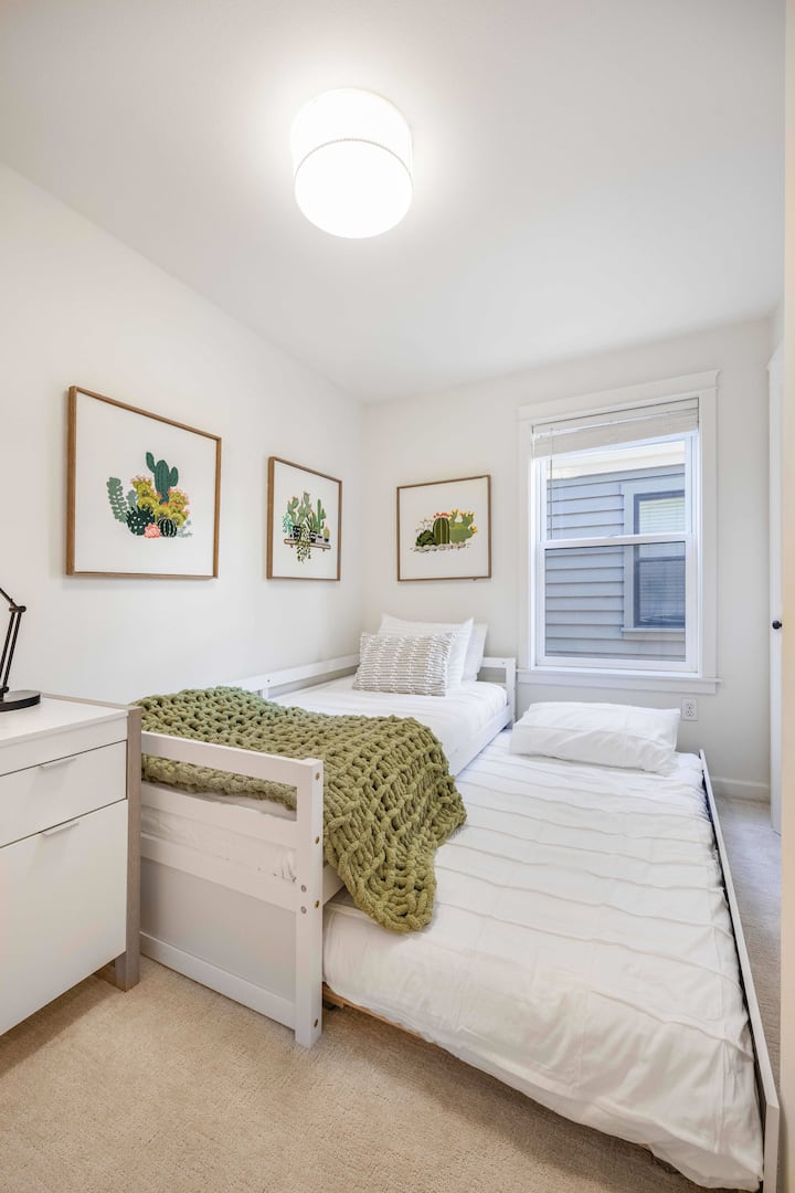 Hay otra cama individual extraíble en este dormitorio.